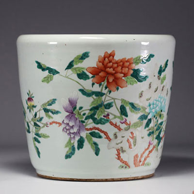 China - Imposing famille rose porcelain jardinière decorated with peonies and butterflies, Qing dynasty, 19th century.