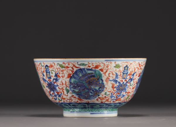 Chine - Grand bol en porcelaine à décor de lions en cartouche et fleurs, marque Ming.