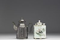 Chine - Ensemble d'une théière, quatre assiettes en porcelaine et une théière en étain.