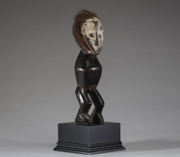 Afrique RDC - Intéressante figure du Bwami Lega / Warega appelée Kakulu Ka Mpito en bois sculpté et poils, Congo RDC, 1ère moitié XXème.