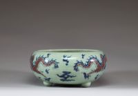 Chine - Rince pinceau en porcelaine blanc bleu et rouge fer à décor de dragons.