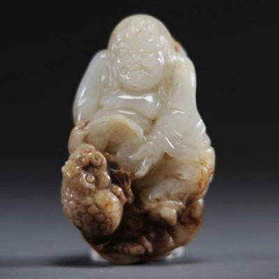 Chine - Sculpture en jade néphrite et rouille représentant un Bouddha tenant un crapaud, époque Qing.