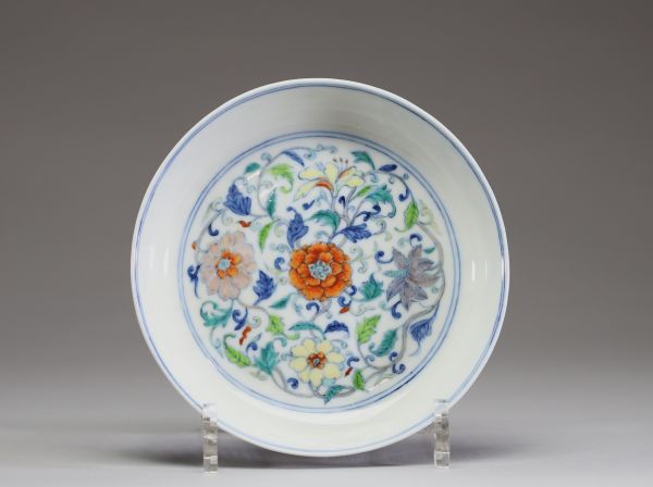 Chine - Assiette en porcelaine polychrome Doucai à décor floral, Yongzheng, marque au bleu sous la pièce.