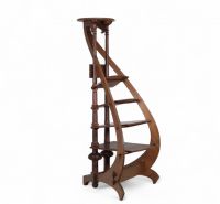 Paul Hankar (1859-1901) – Attribué à Rare porte-partition / sellette en acajou – Travail Art nouveau  Cette pièce unique, à mi-chemin entre le porte-partition et la sellette, est attribuée à Paul Hankar, figure majeure de l’Art nouveau belge. Réalisée en acajou massif, essence précieuse prisée pour sa chaleur et sa densité, elle illustre à la perfection le raffinement sculptural et la maîtrise str