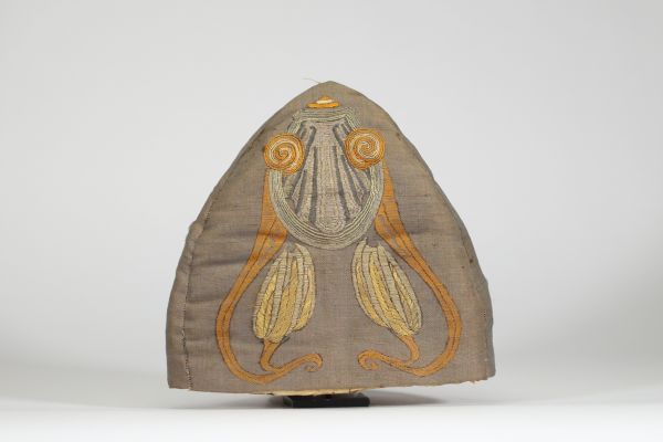 Bonnet de protection pour théière – Vers 1900 Broderie Art nouveau à motif végétal stylisé  Rare et délicat exemple de textile utilitaire raffiné, ce bonnet de protection pour théière est orné d’une broderie de style Art nouveau, représentant des motifs végétaux stylisés, probablement des feuilles ou fleurs imaginaires aux lignes souples et asymétriques. Réalisé à la main, le décor témoigne de l’i