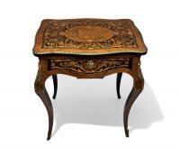 Petite table de travail en marqueterie de bois nobles et bronze doré, XIXème.