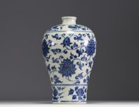 China - A 19th century Meiping white-blue porcelain vase.