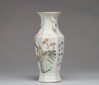 Chine - Vase hexagonal en porcelaine Quianjiang cai à décor de personnages, marque et signature, XIX-XXème.