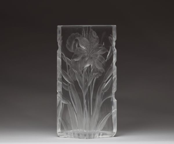 Val Saint Lambert - Vase en cristal taillé à décor d'Iris, signé sous la base.