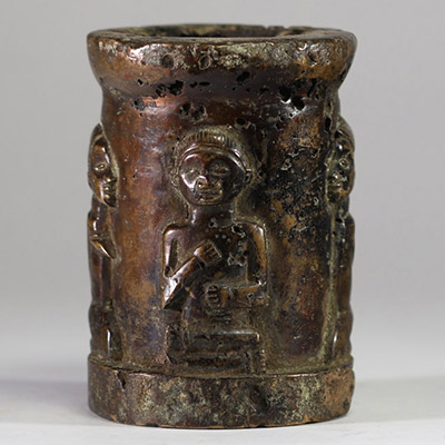 Rare récipient rituel ajouré en bronze massif, décoré de quatre figures humaines stylisées. Ethnie Bakongo, RD Congo.  Fonte à la cire perdue, patine ancienne. Objet rituel utilisé comme support pour fétiche ou logement symbolique de bilongo (substances de pouvoir) ? H. 13,5 cm – Poids : 4,5 kg. Première moitié du XXe siècle ou antérieur. Collecté sur site par A.S., St Idesbald, début des années 1