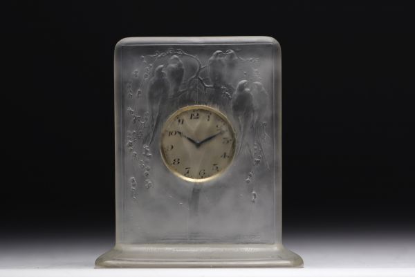 René LALIQUE (1860-1945), petite pendule en verre moulé à décor d'hirondelles vers 1930.