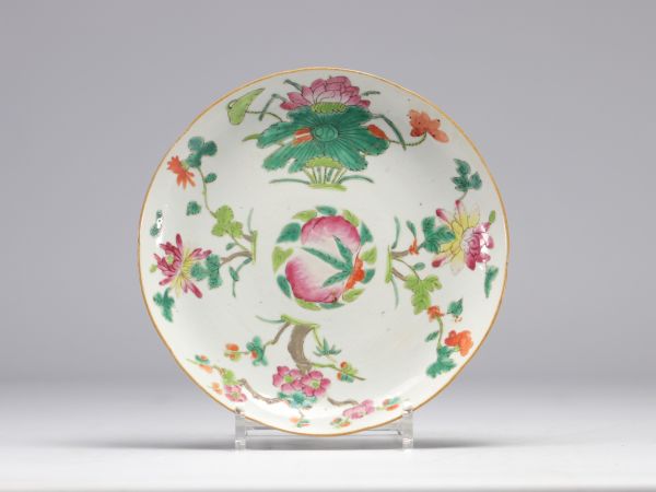 Assiette en porcelaine de la Famille Rose à décor de différentes fleurs sur fond blanc du XIXe siècle