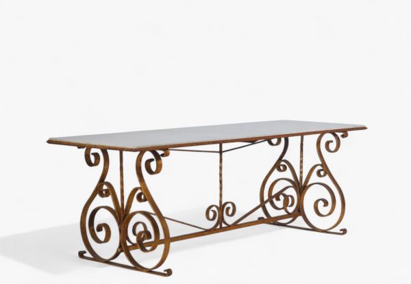 Table de salon en marbre, pied en fer forgé doré, dans le goût de Gilbert Poillerat, vers 1940-50.