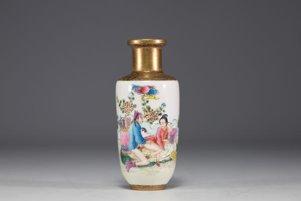 Chine - Vase en porcelaine polychrome à décor de scène érotique, marque sous la pièce, période République.