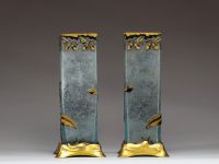 Paire de vases Art Nouveau de la cristallerie Baccarat en verre givré dégagé à l'acide à décor de fleurs noires et or sur monture en bronze.