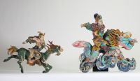 Paire de cavaliers en céramique polychrome, Chine, dynastie Qing, XVIIIe-XIXe siècle Exceptionnelle paire de sculptures représentant des cavaliers en armure chevauchant des dragons à l’allure fougueus