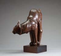 Lynx en bois sculpté dans le goût du travail de la Forêt Noire, vers 1930.
