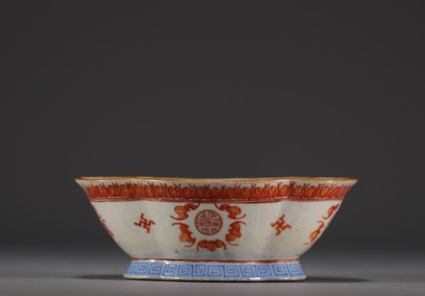 Chine - Coupe en porcelaine polylobée sur pied à décor de chauve souris.
