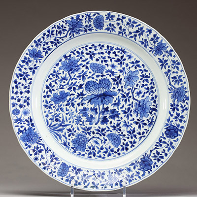Chine – Plat en porcelaine blanc bleu à décor de fleurs de Lotus, marque d’atelier sous la pièce  Plat en porcelaine à décor bleu sous couverte de fleurs de lotus sur l’aile et au centre, le revers or