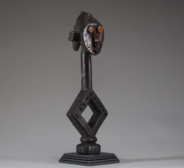 Afrique - Figure de reliquaire Mbumba Kota Sango, en bois sculpté, cuivre et clous de tapissier, Gabon, début XXème ou antérieure.