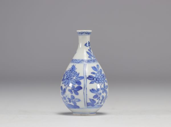 Petit vase en blanc et bleu à décor de fleurs de l'époque Kangxi (1661-1722)