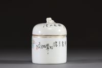 Chine - Boîte couverte en porcelaine polychrome à décor d'oiseau sur une branche, signature de l'artiste.