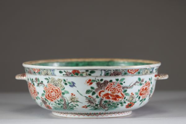 Chine, époque Kangxi (1662–1722) — Écuelle en porcelaine émaillée famille verte à décor de pivoines et chrysanthèmes  Reposant sur un pied annulaire, cette écuelle à panse arrondie est munie de deux a