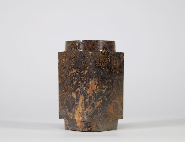 Tube cong en jade brun, Chine, dans le goût de la période Shang ou Zhou Forme tubulaire à section carrée perforée d’un cylindre central, réalisée dans un jade brun veiné de noir et d’ocre, à surface polie mais irrégulière. Ce type d’objet, appelé 