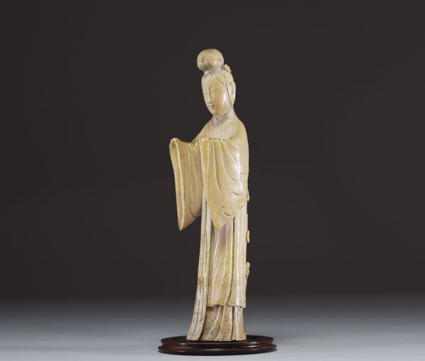 China - Guanyin, ivory sculpture on an exotic wood base, Ming period.