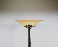 Charles SCHNEIDER (1881-1953) Lampadaire Art Nouveau en métal forgé à décor de feuillages et de roses, coupole en verre marmoréen, signé Schneider.