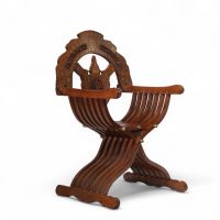 Fauteuil pliant syrien en bois incrusté de cuivre et signé, début du XXe siècle Structure en bois sculpté, incrustations de filets de cuivre et de laiton à décor floral stylisé