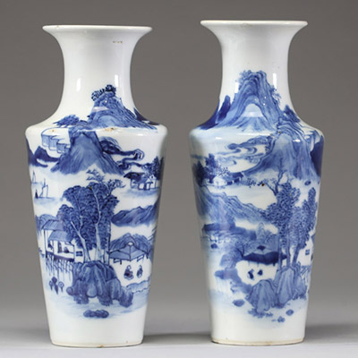 Chine – Paire de vases en porcelaine bleu blanc à décor de paysages, marque Kangxi