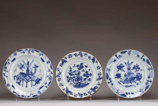 Chine - Ensemble de trois assiettes en porcelaine blanc bleu à décor floral et de mobilier. XVIIIème 