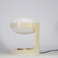 Joe Colombo (1930–1971) Lampe de table KD29 Éditeur : Kartell, Italie, 1967 Structure en ABS crème et globe en PMMA opalin.