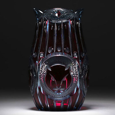 Val Saint Lambert - Rare vase à décor de tête de chat, de couleur rouge doublée de bleu, période Art Déco.