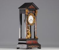 Pendue d'époque Napoléon III en bois noirci et marqueterie Boule, XIXe siècle.