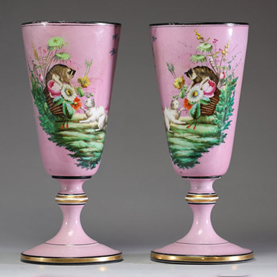 Paire de vases en porcelaine polychrome sur fond rose à décor de chats et de fleurs, XIXème.