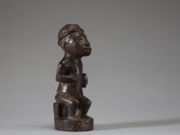 Afrique RDC - Statuette Bakongo, sommet de canne (?) en bois sculpté, très belle patine, Congo RDC, 1ère moitié XXème.