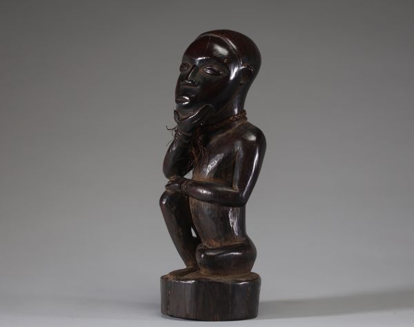 Afrique RDC - Statuette Bakongo en bois sculpté, Congo RDC, première moitié XXème, travail d'une grande finesse.