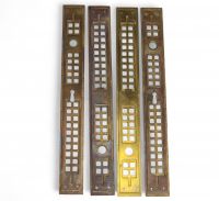 Léon Sneyers (1871–1951) Deux paires de poignées de porte avec plaques de propreté en bronze patiné – Vers 1905.