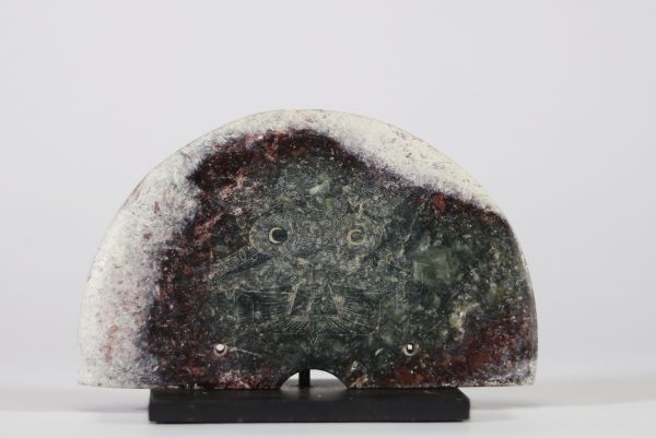 Pendentif en jade gravé, Chine, dans le style de Qijia ou Kiansu,