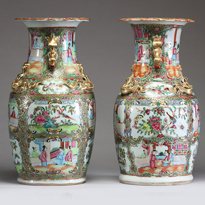 Chine - Paire de vases en porcelaine polychrome famille rose à décor de personnages, Canton, XIXème.