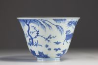 Chine - Vase en porcelaine blanc bleu à décor de daims, XXème, marque sous la pièce.