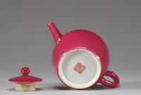 Théière en porcelaine de Chine à couverte framboise (“méiguī hóng”), marque au revers