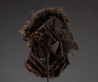 Afrique RDC - Masque Pendé en bois sculpté et fibres végétales, Congo RDC.