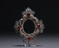 Rare ensemble de trois petits cadres en argent filigrané et verroterie taillée.