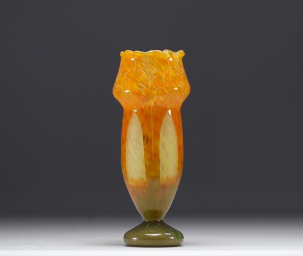 Charles SCHNEIDER (1881-1953) - Vase en verre multicouche à décor de feuillages, avec signature au berlingot bleu, blanc et rouge