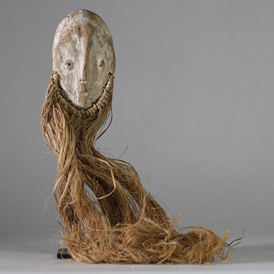 Masque Lega « lukwakongo », RD Congo, bois, raphia, kaolin. Collecté sur site par A.S., St Idesbald, début des années 1950 . H : 12,5 cm