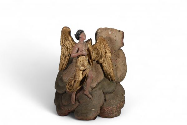 Ange en bois sculpté. polychromé et doré . XVIIe siècle.