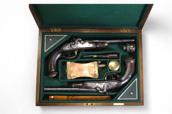 Paire de pistolets de duel, gravures décoratives, vers 1780-1800, en coffret.